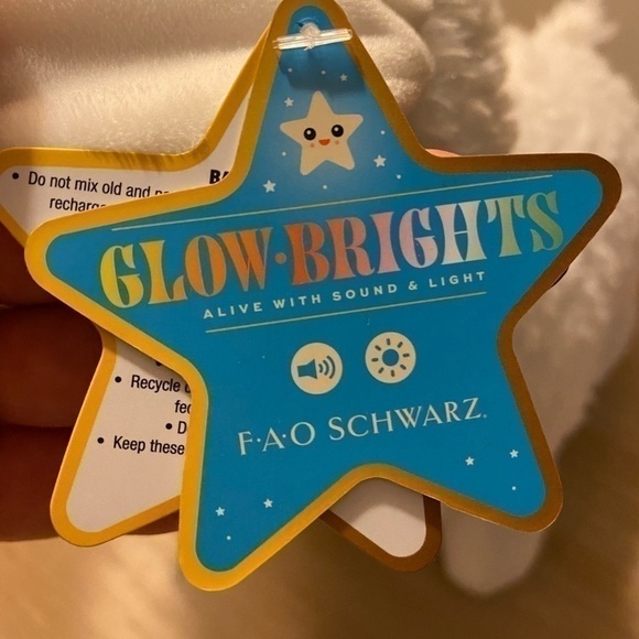 Vintage white 15” lambFAO Schwarz! Furr white & soft. Blue lights so endearing. - Picture 3 of 8